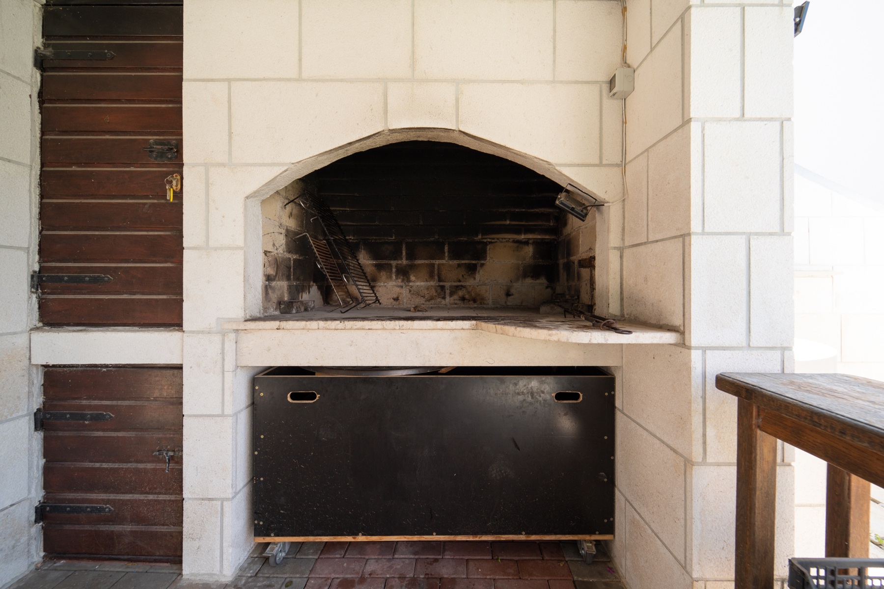 Close view of Villa Lostura’s traditional outdoor masonry chimney grill and cooking grate
