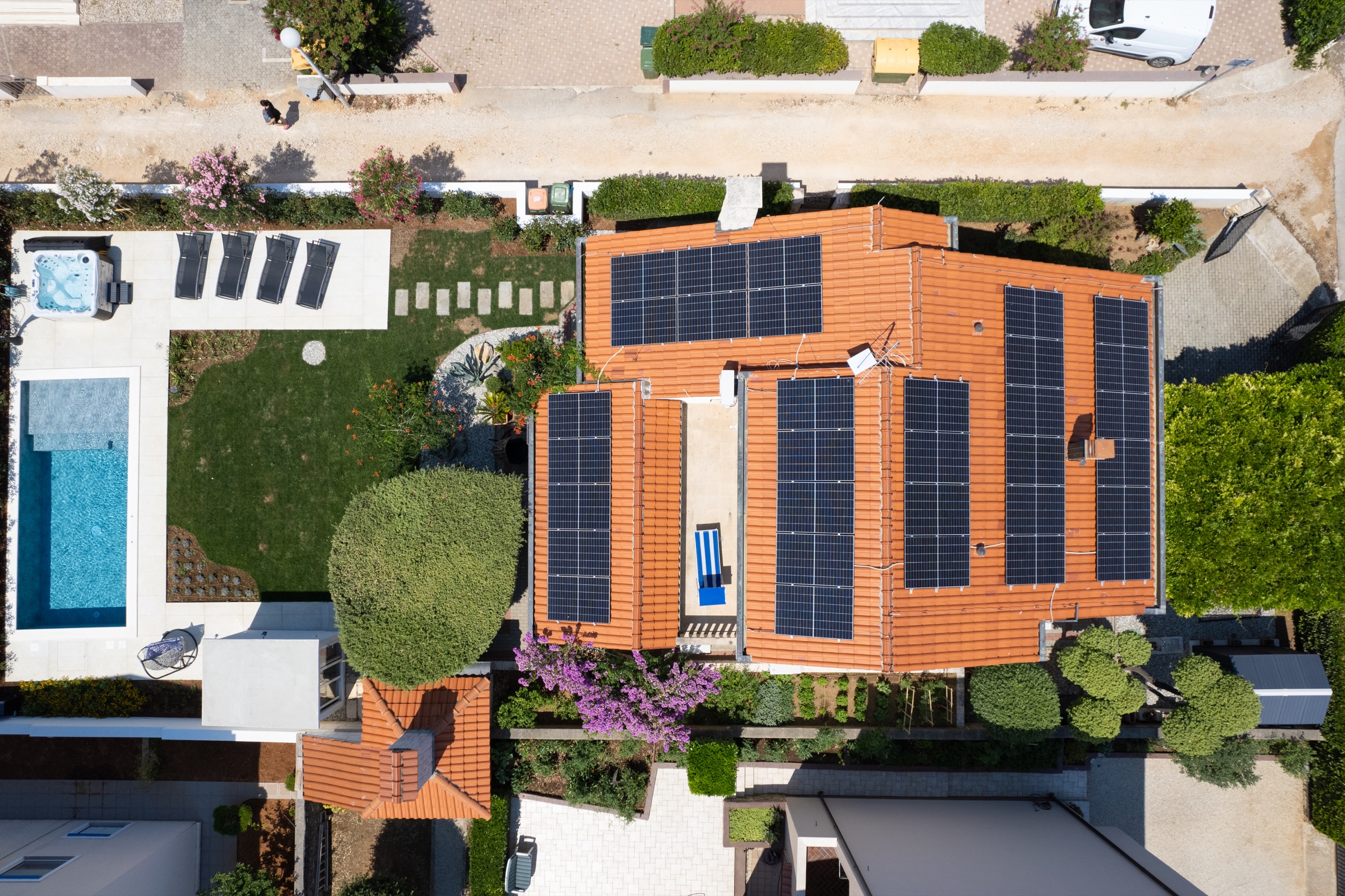 Villa Lostura’s roof with solar panels, garden, private pool and jacuzzi seen from above