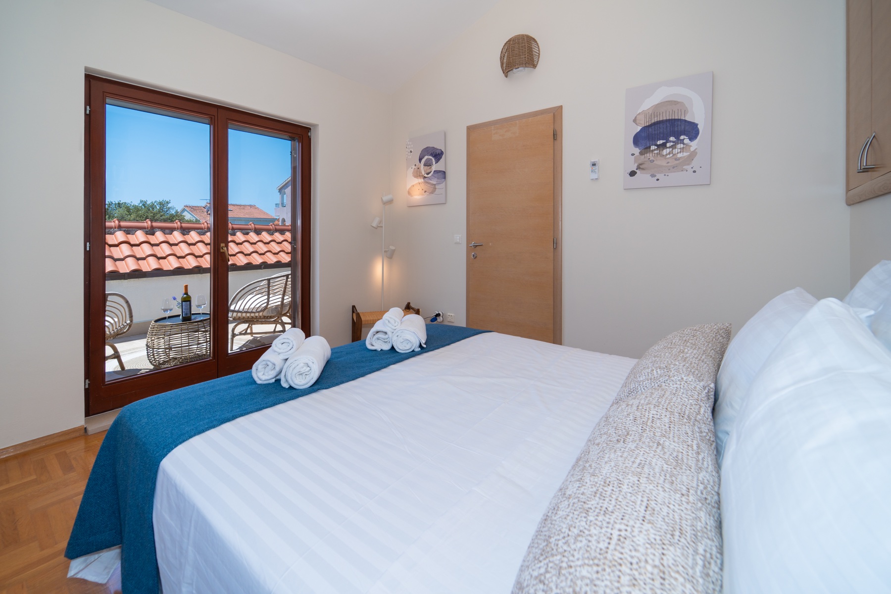 Double bedroom with blue details and a private balcony