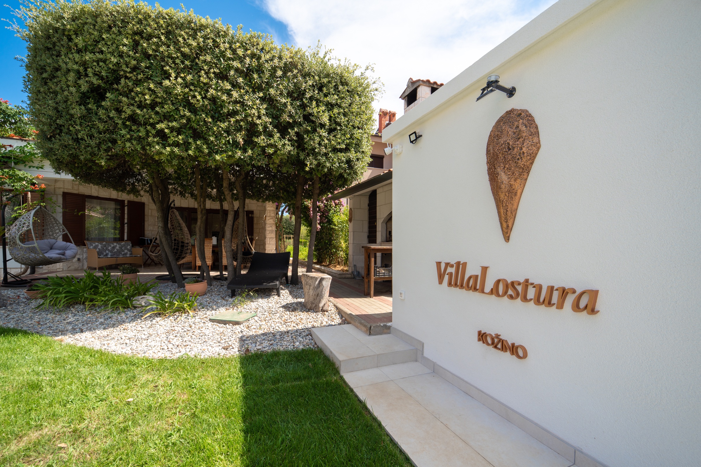 Villa Lostura, Kožino — golden lostura shell logo